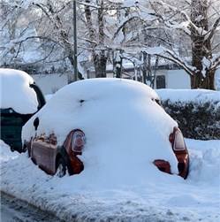 Auto vom Schnee befreien: Mit diesen Tipps geht's einfacher